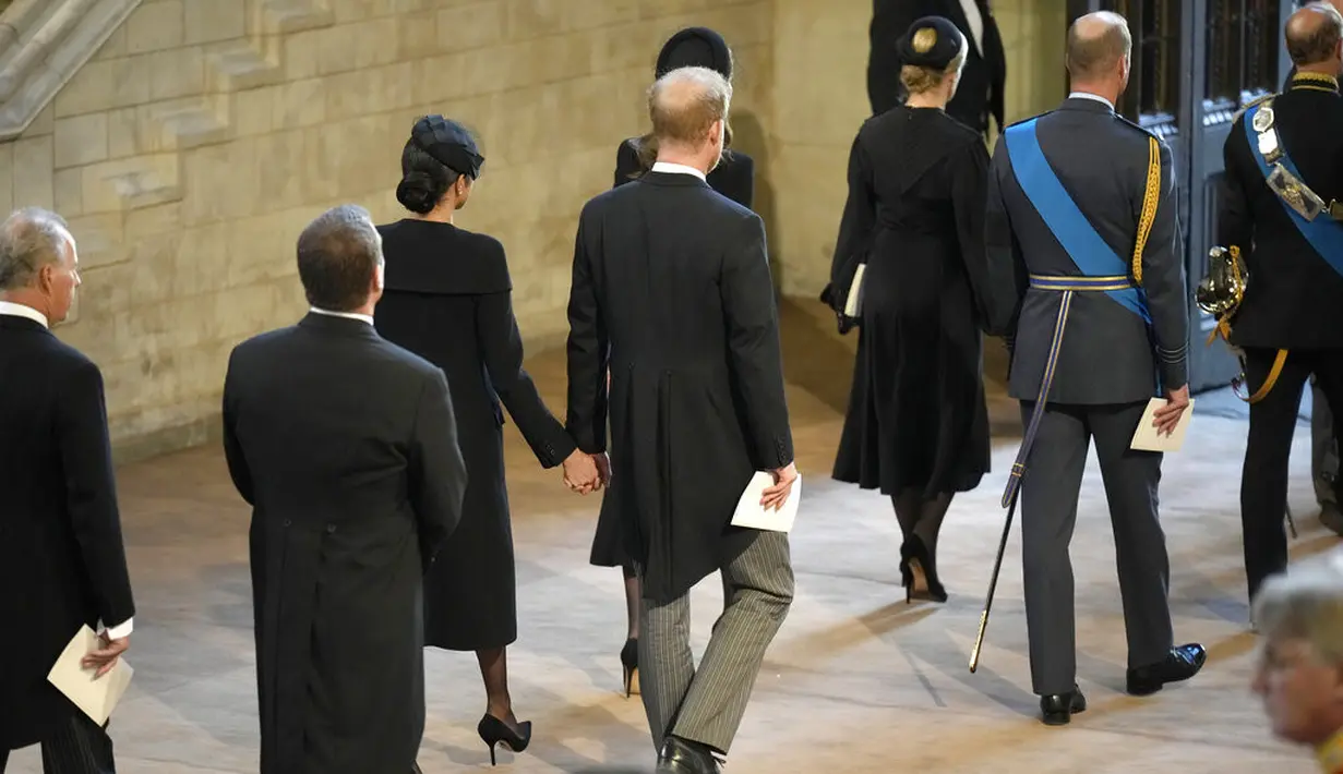 Pangeran Harry dan Meghan Markle menghadiri prosesi persemayaman mendiang Ratu Elizabeth II di Westminster Hall, London, 14 September 2022. (Foto: David Ramos/Pool Photo via AP)
