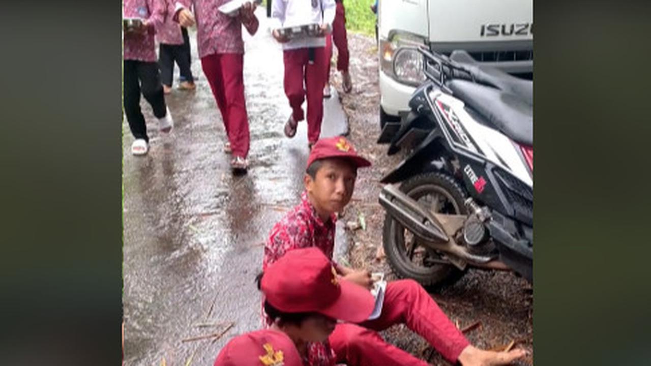 Anak-Anak Sekolah di Kampung Ini Begitu Asyik Makan Siang Gratis dari Program Presiden Prabowo
