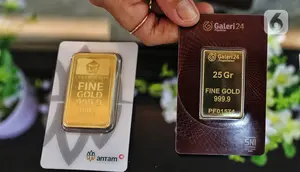 Pramuniaga menunjukkan emas batangan yang dijual di Galeri 24 Pegadaian, Jakarta, Rabu (27/7/2022). Pada perdagangan Rabu (27/7/2022) pukul 15:12 WIB, harga emas dunia di pasar spot berada di US$ 1.722,19 per troy ons. Harga emas menguat tipis 0,30 persen. (Liputan6.com/Angga Yuniar)