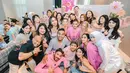 Para tamu undangan, termasuk beberapa selebritis terkenal, tampil dengan gaya OOTD serba pink, yang menambah keceriaan suasana acara. [@inijedar].