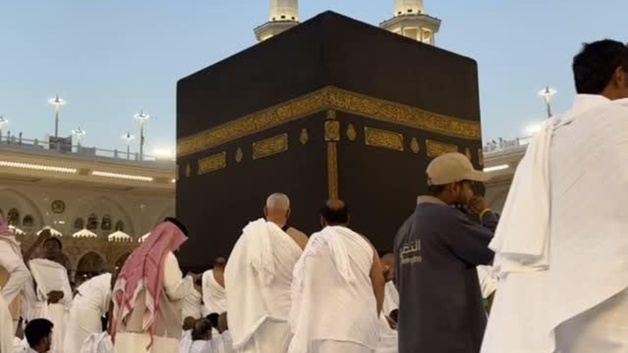 Umrah di Bulan Ramadan, Uya Kuya Perlihatkan Suasana Menunggu Buka Puasa di Depan Ka'bah