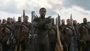 Aktor Chadwick Boseman (tengah) saat beradegan dalam film Avengers Infinity War. Film ini disutradarai oleh Anthony dan Joe Russo, dengan naskah ditulis oleh Christopher Markus & Stephen McFeely. (Marvel Studios via AP)