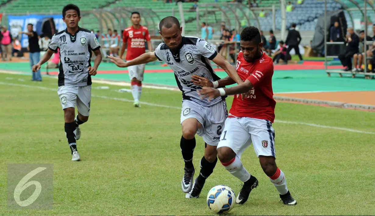 Bek Sriwijaya FC, Supardi (kedua kanan) berebut bola dengan Yabes Roni M (Bail United) saat laga perebutan tempat ketiga Piala Bhayangkara 2016 di Stadion GBK Jakarta, Minggu (3/4/2016). Sriwijaya unggul 2-0. (Liputan6.com/Helmi Fithriansyah)