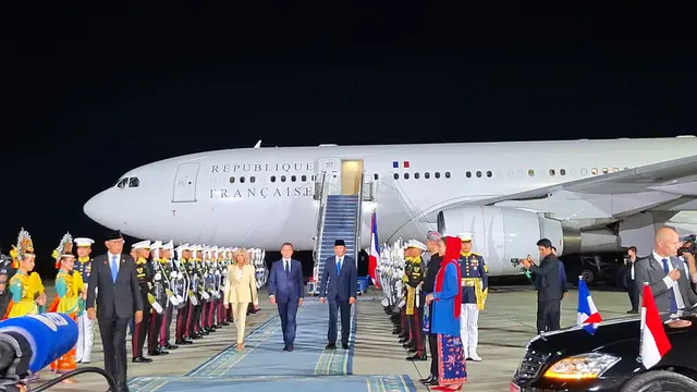 Presiden Prancis, Emmanuel Macron tiba di Jakarta, Indonesia untuk melakukan kunjungan kenegaraan, Selasa (27/5/2025).