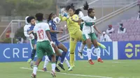 Di sisi lain, pemain terbaik Timnas Putri Indonesia pada laga tersebut adalah Fani Supriyanto (tengah), kiper Garuda Pertiwi. Ia berhasil membuat delapan kali penyelamatan penting sebelum diganti pada menit ke-60 akibat cedera. (Dok. PSSI)