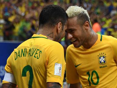 Neymar (kanan) dan Dani Alves merayakan gol saat melawan Kolombia pada Kualifikasi Piala Dunia 2018 Zona Conmebol di Manaus, Brasil, (7/9/2016) WIB. (AFP/Vanderlei Almeida)