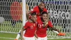 Para pemain Chili merayakan gol yang dicetak oleh Erick Pulgar ke gawang Jepang pada laga Copa America 2019 di Stadion Morumbi, Selasa (18/7). Chili menang 4-0 atas Jepang. (AP/Nelson Antoine)