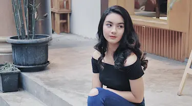 Ersya Aurelia kerap kali tampil dalam pakaian yang menonjolkan warna kulitnya yang kuning langsat. Salah satu warna pakaian yang kerap ia kenakan adalah warna hitam. (Liputan6.com/IG/ersyaurel)