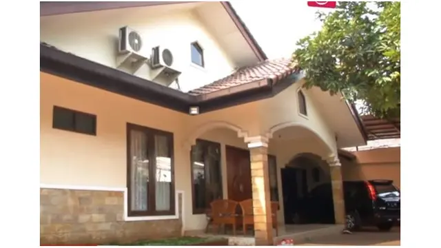 Begini potret rumah Tukul Arwana tampak depan. Megah dan elegan dengan dominasi warna krem.