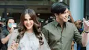 Rambut Vicy Melanie dibiarkan tergerai dengan model bergelombang. Tatanan rambut simpel ini tentunya cocok dengan busana yang dikenakannya. Vicy Melanie dan Kevin Aprilio berjalan bergandengan ketika menyapa teman-teman dan keluarga. Pasangan yang menikah pada 25 Juni 2020 ini pamer senyuman bahagia karena segera mengetahui jenis kelamin anak pertamanya. (Liputan6.com/IG/@vicymelanie)