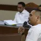 Saipul Jamil mendengarkan hakim ketua saat menjalani sidang di Pengadilan Tipikor, Jakarta, Senin (19/9). Saipul Jamil menjadi saksi terkait kasus suap panitera pengganti Pengadilan Negeri Jakarta Utara. (Liputan6.com/Helmi Afandi)