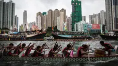 Peserta memacu perahu naga dalam peringatan tahunan Tuen Ng atau Festival Perahu Naga di Hong Kong, Kamis (9/6). Festival tersebut digelar tiap bulan kelima penanggalan Tiongkok. (Anthony WALLACE/AFP)