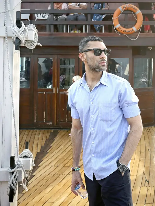 Didi Riyadi di atas Kapal Phinisi pada Kamis (13/2/2020) yang berlayar dari dermaga Baywalk, Pluit, Jakarta Utara. (Bambang E Ros/Fimela.com)