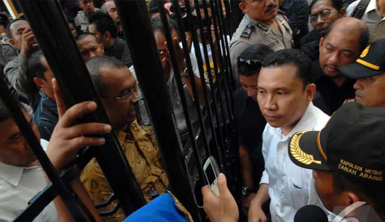 Salah satu panitia acara yang juga aktivis '98, mengatakan bahwa para aktivis yang sudah berdatangan sejak pagi tiba-tiba dilarang masuk, Jakarta, Selasa (24/06/2014) (Liputan6.com/Faisal R Syam)