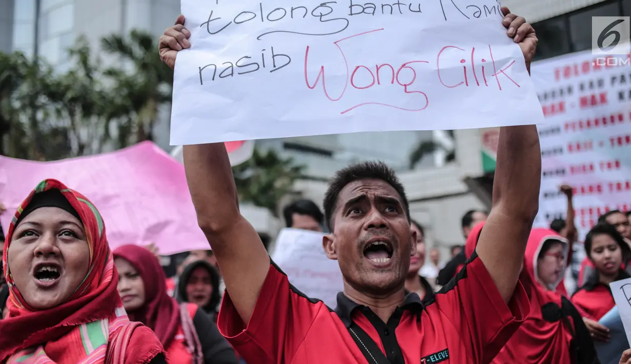 Puluhan mantan karyawan 7-Eleven (Sevel) menggelar demonstrasi di kawasan Matraman, Jakarta, Selasa (26/9). Para demonstran meneriakan tuntutannya sembarih memapangkan spanduk bertuliskan tuntutan-tuntutannya. (Liputan6.com/Faizal Fanani)