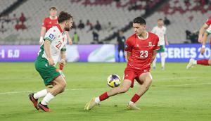 Bulgaria memilih bertahan rapat dan memaksa Timnas Indonesia bermain melebar. Tampak dalam foto, pemain Timnas Indonesia, Justin Hubner (kanan) berusaha menahan pergerakan Christian Stoyanov (Bulgaria), pada laga final FIFA Series 2026 di Stadion Utama Gelora Bung Karno (SUGBK), Jakarta, Senin (30/3/2026) malam WIB. (Bola.com/Abdul Aziz)