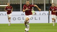 Striker AC Milan, Zlatan Ibrahimovic, menggiring bola saat melawan Bologna pada laga Serie A di Stadion San Siro, Sabtu (18/7/2020). AC Milan menang dengan 5-1 atas Bologna. (AP/Luca Bruno)