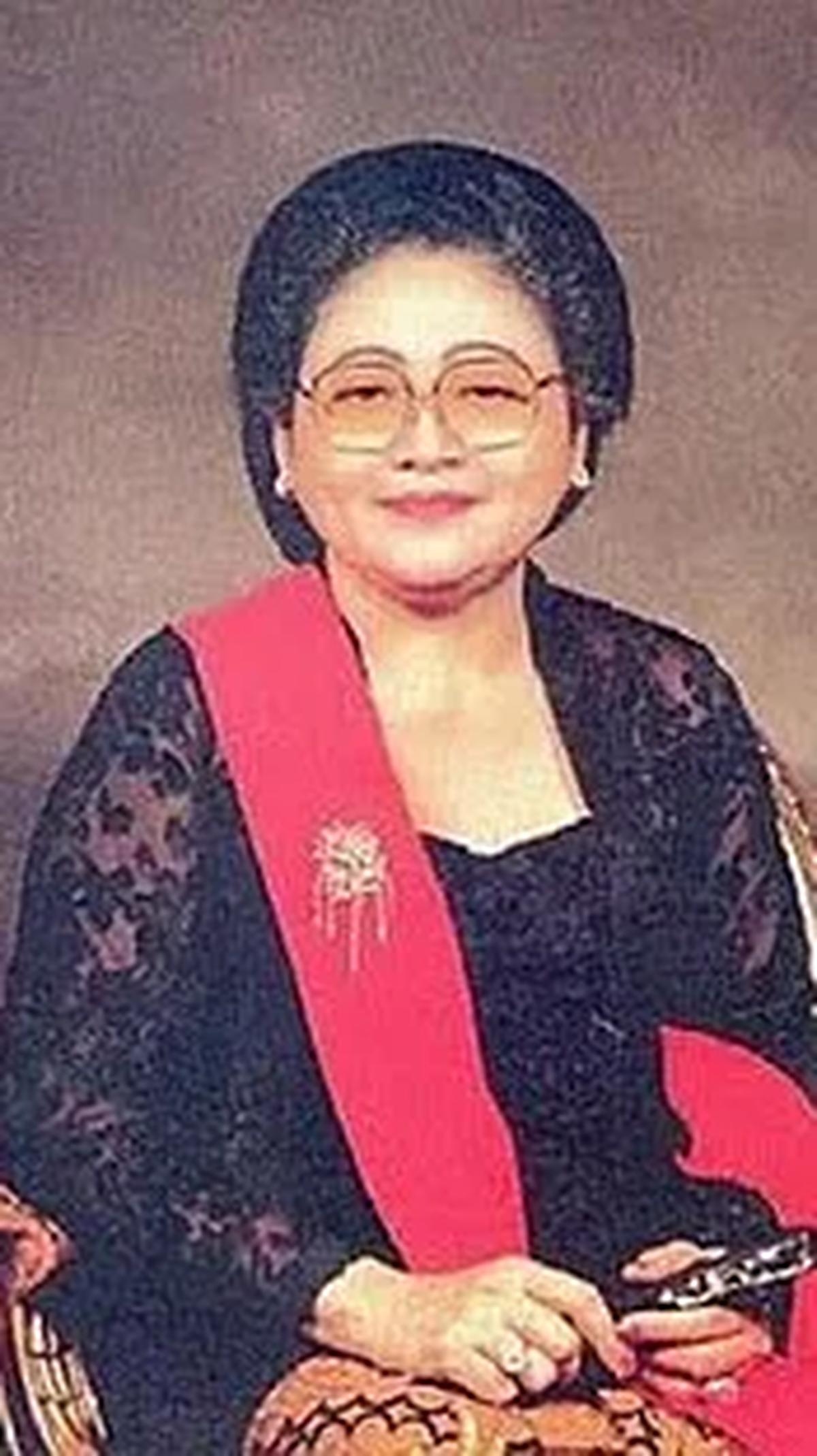 Ibu Tien, sapaan akrab istri Soeharto kemudian merespon kekalutan suaminya dengan sebuah nasihat.