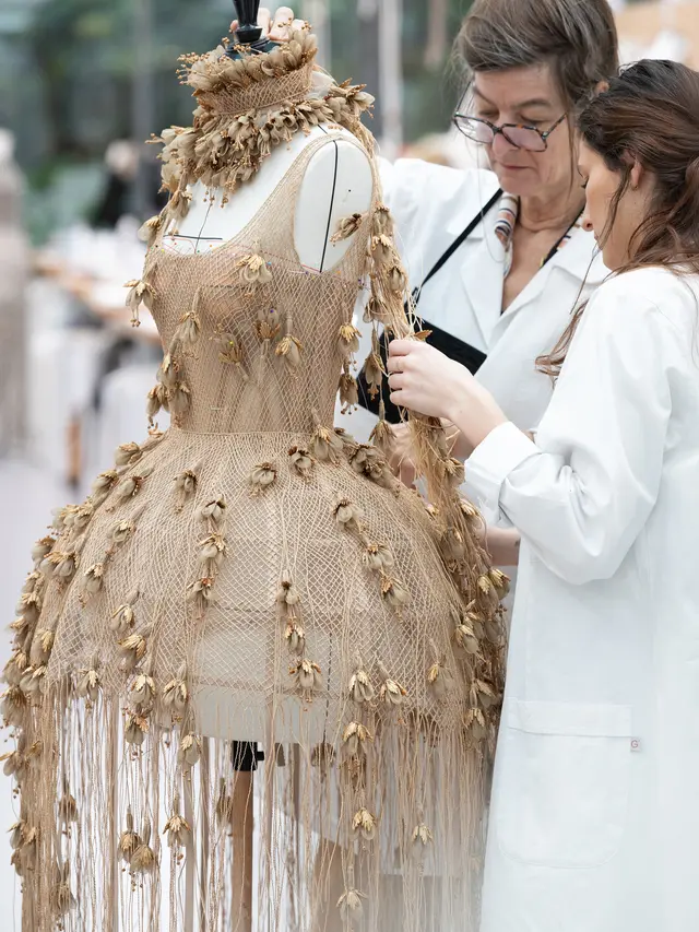 Tampilan Dramatis Ariana Grande di Critics Choice Awards 2025, Kenakan Gaun Dior yang Dibuat Selama 3.800 Jam