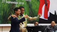 Menteri Pertanian, Amran Sulaiman bersama perwakilan mahasiswa pertanian saat kegiatan Sosialisasi RUU tentang Karantina Hewan, Ikan, dan Tumbuhan, serta RUU tentang Sistem Budidaya Pertanian Berkelanjutan, di Kantor Pusat Kementan, Jakarta.