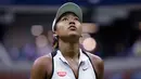 Petenis Jepang, Naomi Osaka menatap papan skor melawan petenis Swiss, Belinda Bencic pada babak keempat turnamen AS Terbuka 2019 di Arthur Ashe Stadium, Senin (2/9/2019). Naomi Osaka tersingkir AS Terbuka setelah menyerah dalam tempo 1 jam 27 menit dengan skor 5-7 dan 4-6. (AP/Frank Franklin II)