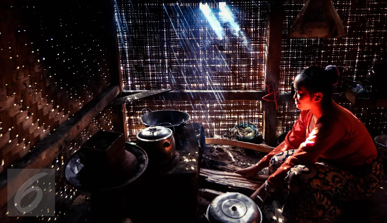 Sawa (15), wanita Baduy Luar, sedang memasak air menggunakan kayu bakar di Kampung Kadu Jangkung, Kabupaten Lebak, Banten, Jumat (13/05). (Liputan6.com/Fery Pradolo)