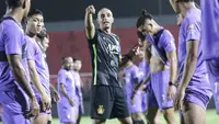 Vitor Tinoco (tengah), asisten pelatih Persik Kediri di BRI Super League 2025/2026. (Bola.com/Gatot Sumitro)