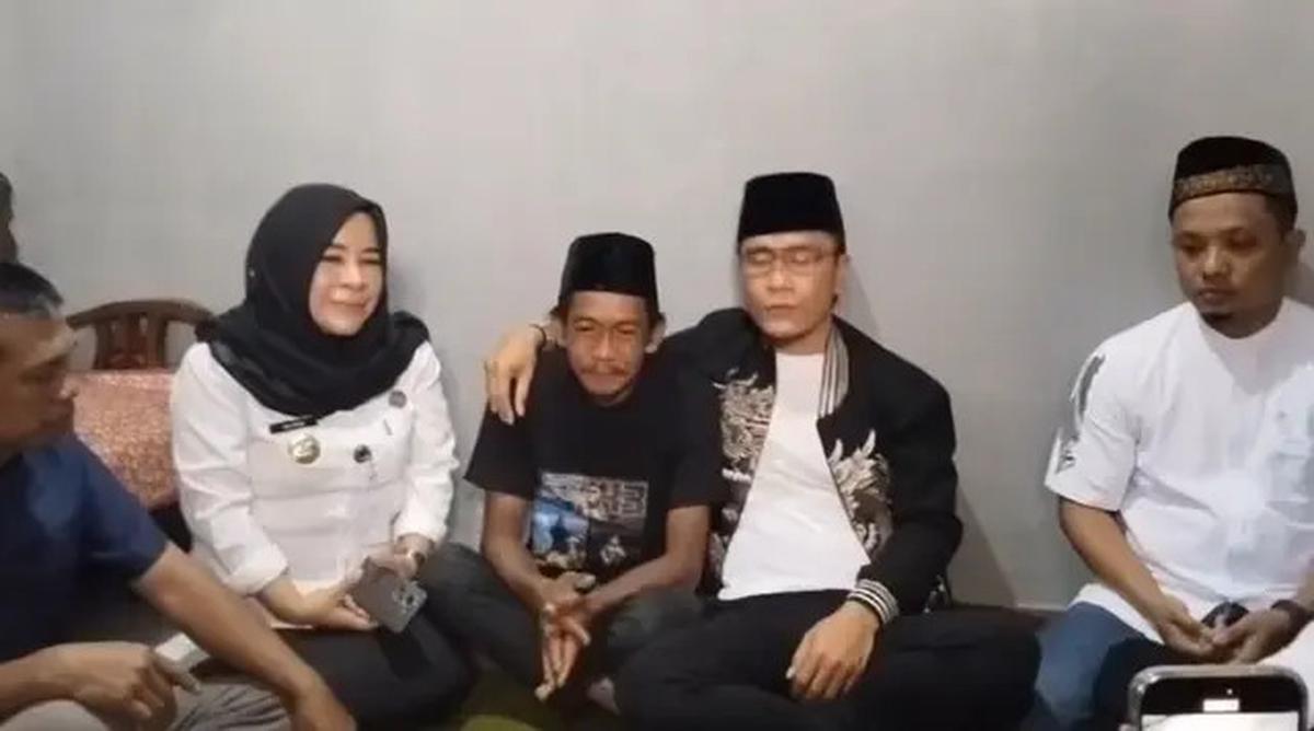 Beda Sikap antara Gus Miftah dengan Penyanyi Niken Salindry saat Ada Pedagang Es Keliling