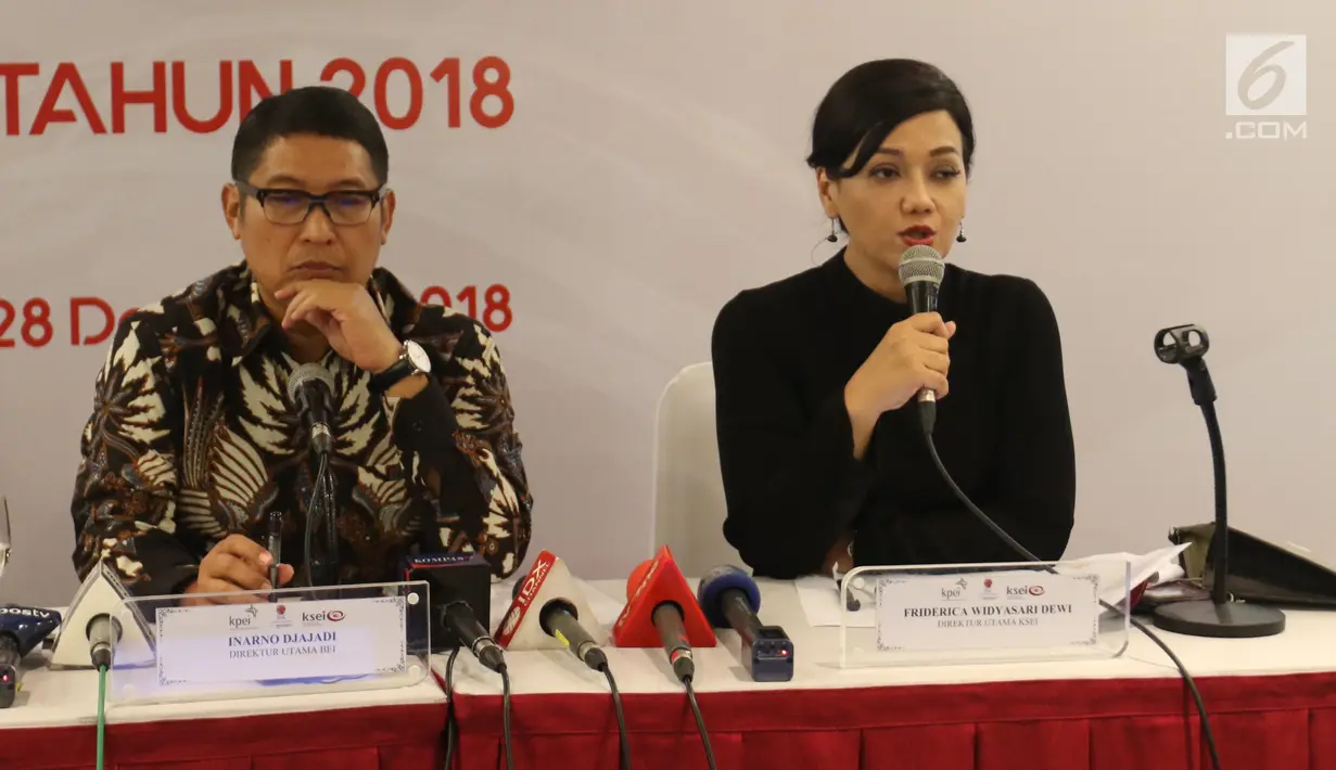 Dirut KSEI Friderica Widyasari (kanan) didampingi Dirut BEI Inarno Djajadi memaparkan perdagangan Bursa Efek Indonesia (BEI) di Jakarta, Jumat (28/12). Dana yang dihimpun di pasar modal tahun ini sebanyak Rp 16,01 triliun. (Liputan6.com/Angga Yuniar)