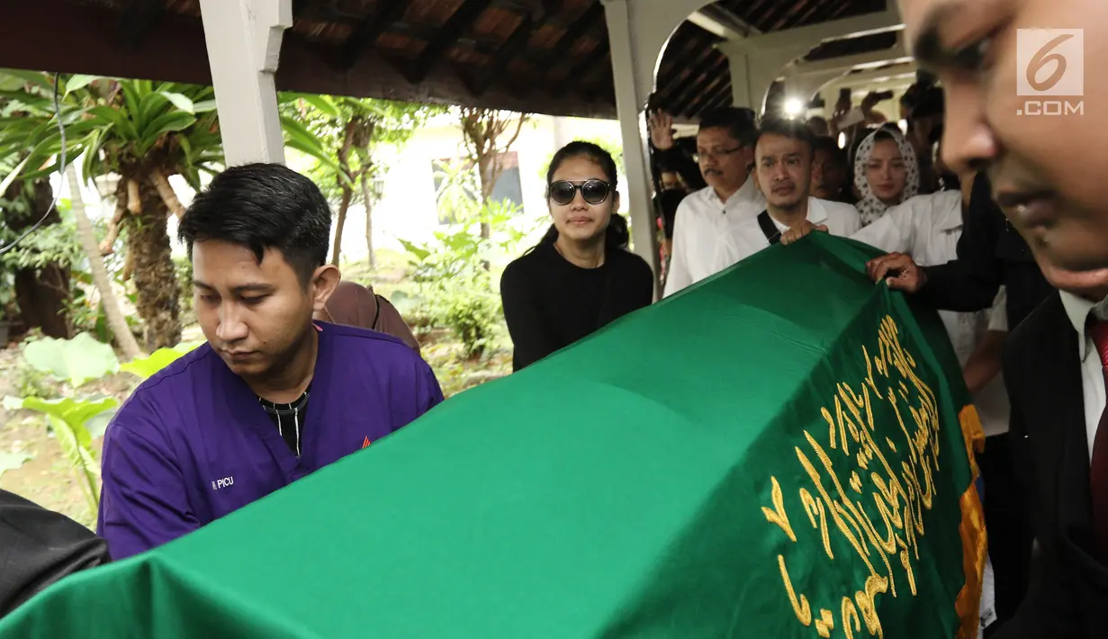 Jenazah Julia Perez saat dibawa ke mobil jenazah di RSCM, Jakarta, Sabtu (10/6). Julia Perez atau yang akrab disapa Jupe, meninggal dunia. Meninggalnya Jupe dikonfirmasi oleh sang adik, Nia Anggia. (Liputan6.com/Herman Zakharia)