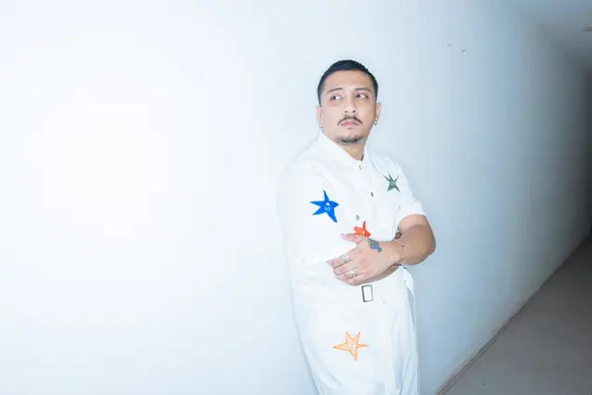 Sal Priadi Luncurkan Mini Album Zuzuzaza dengan Gaya Baru