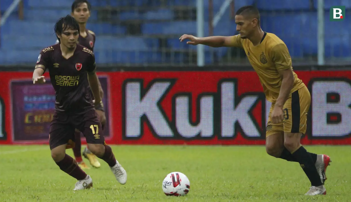 Kehadiran Rasyid Bakri yang dikenal trengginas memotong serangan lawan membuatnya kerap berkeliaran di area 16, bahkan menusuk sampai ke kotak penalti lawan. (Bola.com/Ikhwan Yanuar)