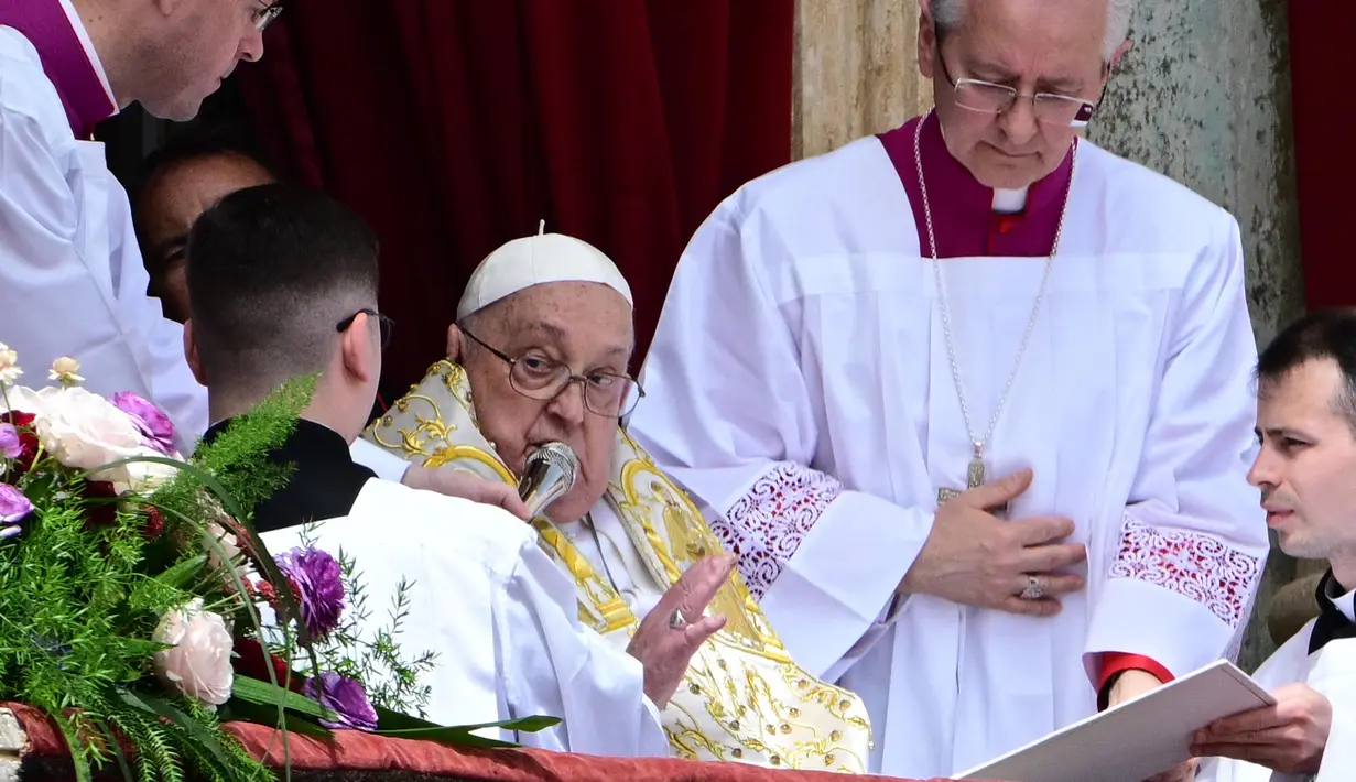 Paus Fransiskus hadir memberkati umat Katolik dari balkon utama basilika Santo Petrus sebelum menyampaikan pesan Urbi et Orbi sebagai bagian dari perayaan Paskah, di alun-alun Santo Petrus, Vatikan, 20 April 2025. (Tiziana FABI/AFP)
