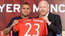 Direktur Olahraga Bayern Munchen Matthias Sammer (kanan) memperkenalkan pemain baru dari Munchen Arturo Vidal (kiri) saat jumpa pers di Munich, Jerman, Selasa (28/7/2015). (AFP Photo/Christof Stache)