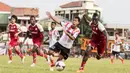 Gelandang Persija, Novri Setiawan, dijatuhkan bek Barito Putera pada laga ujicoba di Stadion Bea Cukai, Jakarta, Selasa (5/4/2016). Kedua tim bermain imbang 2-2. (Bola.com/Vitalis Yogi Trisna)