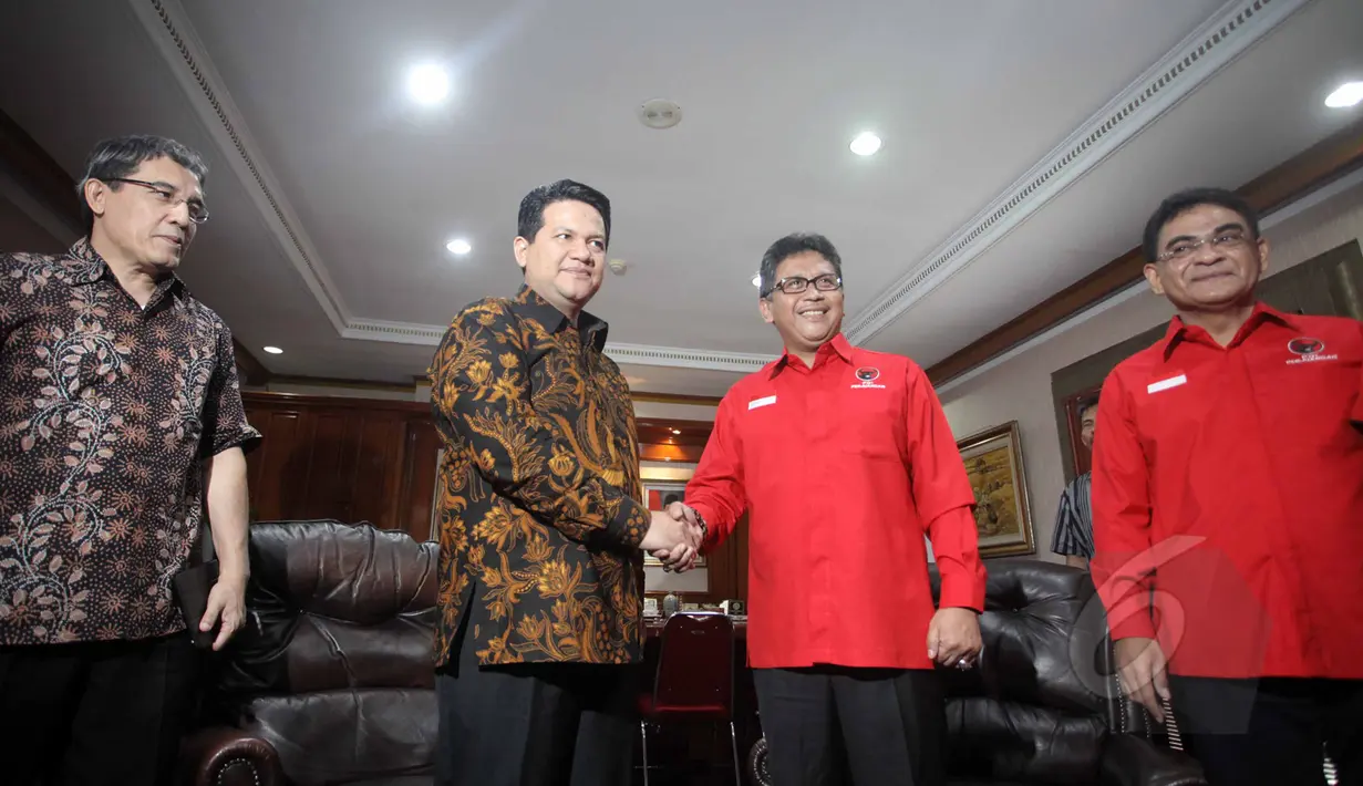 Ketua KPU Pusat, Husni Kamil Manik bersalaman dengan Sekjen PDIP, Hasto Kristiyanto di kantor KPU, Jakarta, Selasa (12/5/215). Pertemuan untuk memberikan dukungan kepada KPU jelang Pilkada Serentak Desember 2015 nanti. (Liputan6.com/Helmi Afandi)