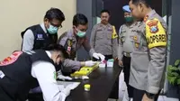 Kapolres Probolinggo AKBP Teuku Arsya Khadafi memantau pelaksanaan tes urine dadakan terhadap pejabat utama dan kapolsek (Istimewa)