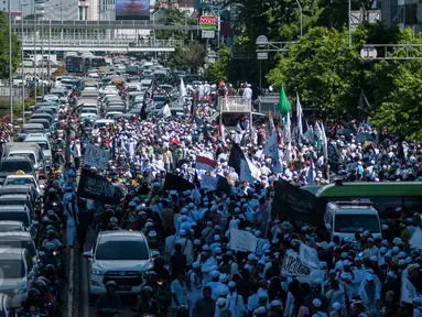 Massa Gerakan Nasional Pengawal Fatwa-MUI (GNPF-MUI) menggelar "Aksi Simpatik Menjaga Independensi Hakim", Jakarta, Jumat (28/4). Tujuan aksi untuk mengawal kasus dugaan penistaan agama oleh Ahok. (Liputan6.com/Gempur M Surya)