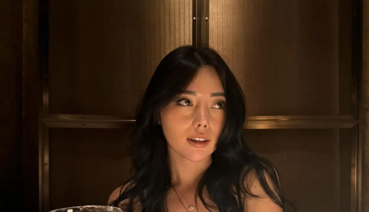 Penampilan menawan Wendy Walters dengan riasan wajah flawless yang tak berlebihan,namun mampu menonjolkan fitur-fitur terbaik di wajahnya. [Foto: Instagram/wendywalters]