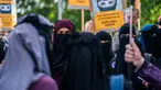 Kelompok Kvinder i Dialog mengadakan demonstrasi menentang denda pertama yang diberikan karena mengenakan cadar di Kopenhagen, Denmark, Jumat (10/8). (Martin Sylvest/Ritzau Scanpix/AFP)