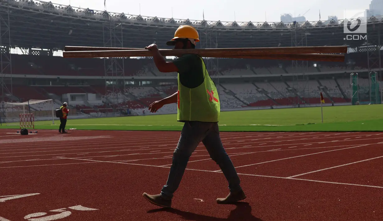 Pekerja melintas di area proyek renovasi Stadion Utama Gelora Bung Karno, Jakarta, Kamis (23/11). Kementerian PUPR menargetkan seluruh venue olahraga untuk Asian Games XVIII selesai akhir Desember 2017. (Liputan6.com/Angga Yuniar)