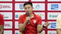 Pemain Timnas Basket Putra Indonesia, Andakara Prastawa berbicara saat konferensi pers Indonesia International Basketball Invitational di Indonesia Arena, Senayan, Jakarta, Kamis (27/07/2023). (Bola.com/Bagaskara Lazuardi)