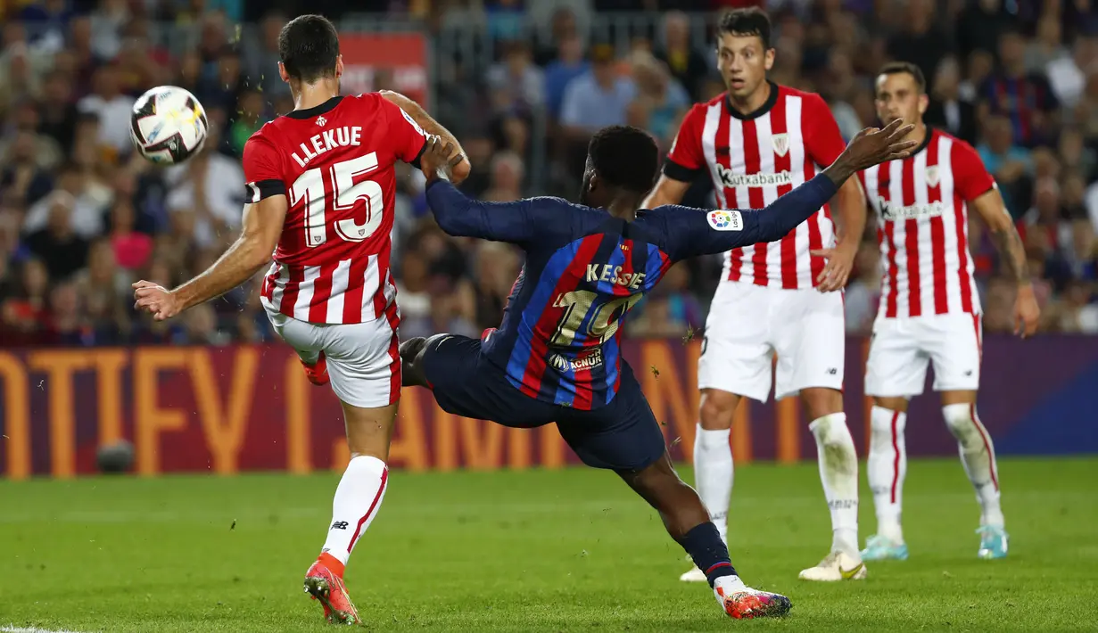 Bek Athletic Bilbao Inigo Lekue berebut bola dengan gelandang Barcelon Franck Kessie pada pekan ke-11 Liga Spanyol 2022/2023 di Camp Nou, Senin dini hari WIB (24/10/2022). Barca kini berharap-harap cemas sebagiamana Gavi harus ditarik keluar di babak pertama dengan indikasi cedera kunci paha. (AP Photo/Joan Monfort)
