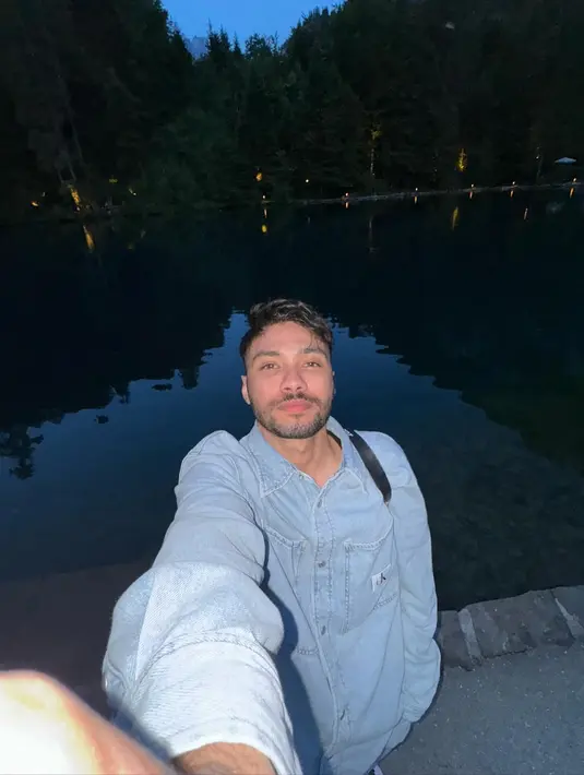 Setelah di Belanda, Refal Hady pun melanjutkan perjalanan liburannya ke Swiss. Di negara yang terkenal dengan coklat buatannya, aktor ini pun mengabadikan potret selfie di Danau Blausee di malam hari. Meski suasana gelap, sosoknya curi perhatian banyak netizen. (Liputan6.com/IG/@refalhady)