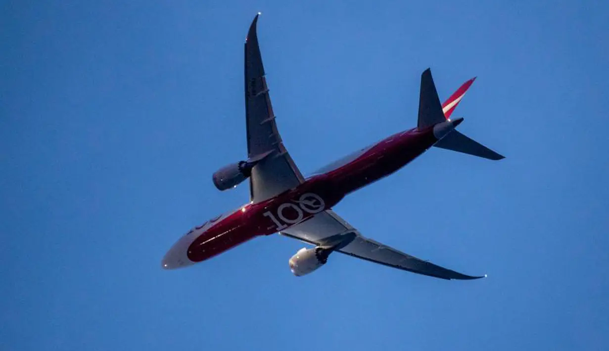 Sebuah pesawat Qantas yang dicat khusus melakukan penerbangan selama 100 menit di atas langit Sydney, pada 16 November 2020 dalam rangka memperingati ulang tahun ke-100 maskapai tersebut. Maskapai nasional Australia, Qantas, telah memiliki tempat khusus di hati warga Australia. (Xinhua/Bai Xuefei)