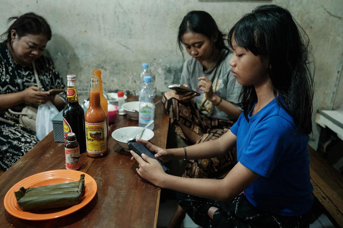 FOTO: Aturan Baru Batasi Akses Digital Anak Mulai Berlaku