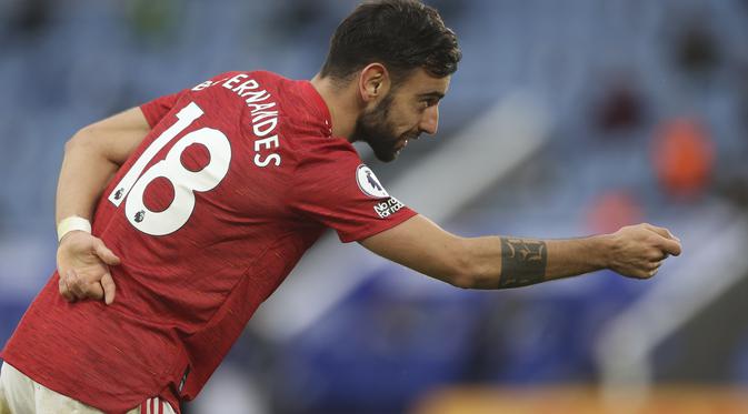 Bruno Fernandes berselebrasi usai mencetak gol kedua Manchester United (MU) ke gawang Leicester City dalam laga Boxing Day Liga Inggris di King Power Stadium, Sabtu (26/12/2020).(Carl Recine/Pool via AP)