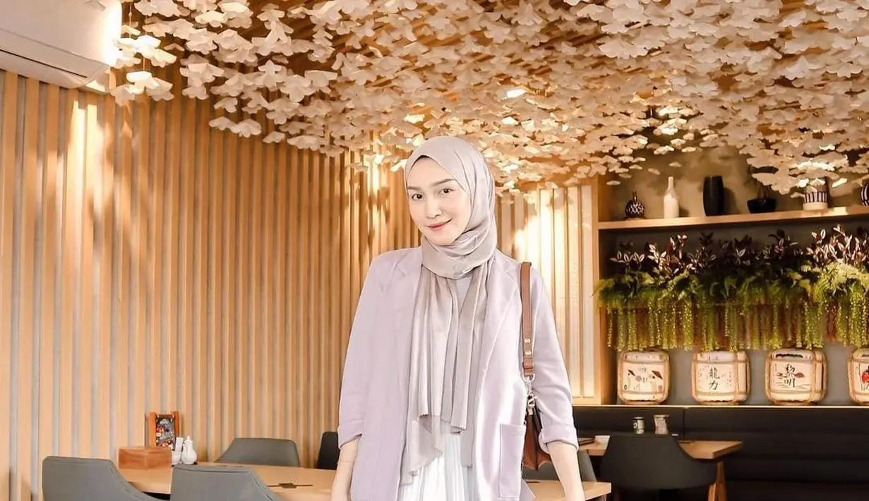 Untuk kamu yang berhijab, tak ada salahnya memadukan blazer dengan rok. penampilanmu akan terlihat lebih anggun.[instagram/melodyprima]