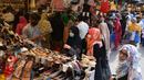 Suasana pasar di Lahore, Pakistan (4/5/2021). Di  tengah pandemi virus corona Covid-19, sejumlah warga memadati area pasar tersebut menjelang hari Idul Fitri. (AFP/Arif Ali)