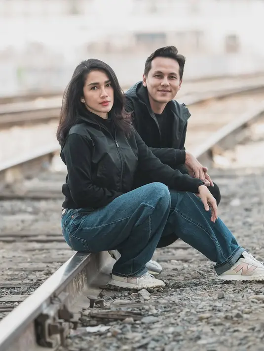 Menikah pada 2012, pasangan selebriti Ussy Sulistiawaty dan Andhika Pratam masih terlihat romantis [@ussypratama]